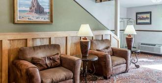 Quality Inn and Suites Farmington - Farmington - Living room
