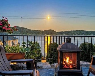 Bill's Landing Luxury Suite with private Hot Tub - Gibsons - Balkon