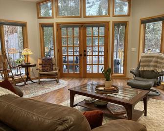 Modern home on gorgeous 7-acres along the infamous Blackfoot River - Greenough - Sala de estar