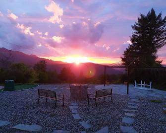A cute, homey cottage overlooking the Apuan Alps . A perfect place to relax in. - Minucciano - Patio