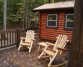 Romantic Cozy Cabin Getaway with Outdoor Bath - Burton - Patio