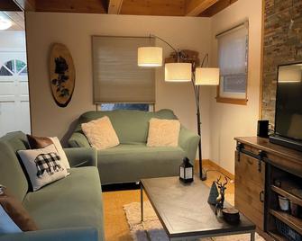Little Green Cabin by Apple Hill/Sly Park/Wineries/Tahoe/Hiking - Pollock Pines - Living room