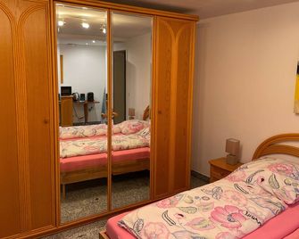 Souterrainzimmer im Grünen - Rösrath - Schlafzimmer
