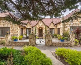 Large deck, open floor plan, walk to shopping. - Carmel-by-the-Sea