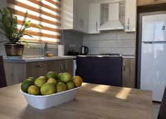 Seker Apartment: Kyrenia City Center. Mountain View. Easy Access. - Kyrenia - Cuisine