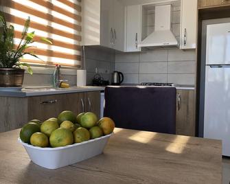 Seker Apartment: Kyrenia City Center. Mountain View. Easy Access. - Kyrenia - Küche