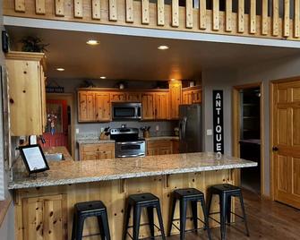 Family Size Cabin In The Pines - Greer - Kitchen