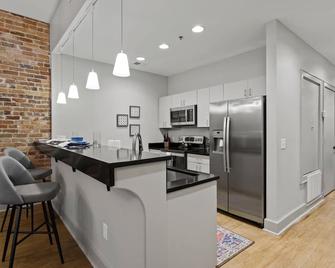 Stylish City Apartment C with Patio - Spartanburg - Kitchen