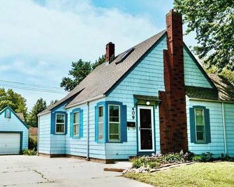 Bluebird Cottage, walking distance to fairgrounds - Hutchinson - Building