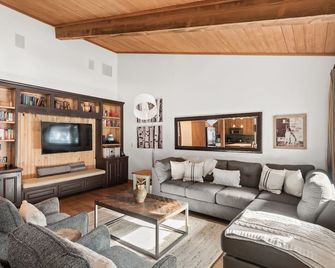 Deluxe 2 Bedroom Apartments At Resort With Outdoor Pool & Hot Tub - Aspen - Pokój dzienny