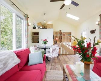 Colorful Cottage Close to Lake Washington - Seattle - Living room