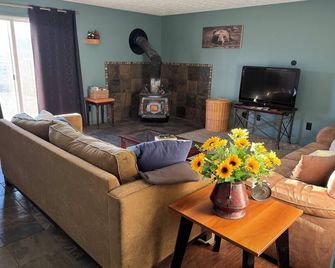 Roomy 3-bedroom walkout basement in charming Challis perfect for your getaway - Challis - Sala de estar