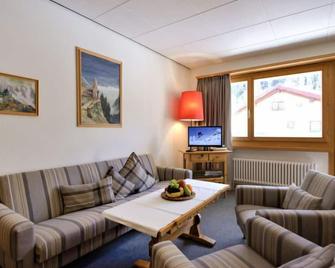 Apartment Chesa Islas by Interhome - Pontresina - Huiskamer