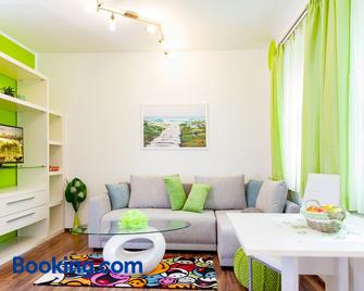 Haus Rosy Ferienwohnung - Stubenberg - Wohnzimmer