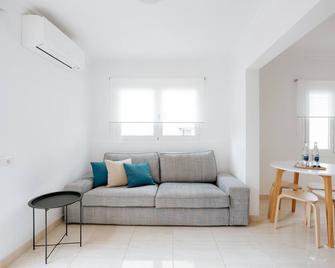 Vacation Apartment '4 Esquinas Adeje Home 2' with Mountain View, Wi-Fi and Air Conditioning - Adeje - Living room