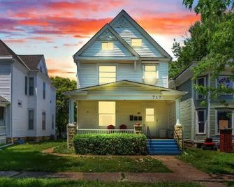 1Kg-Bed Entire Non-shared Condo fully appointed - Topeka - Gebouw
