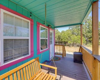 'Galactikitty' - Quirky Cabin Near Lake Brownwood! - Brownwood - Balkon