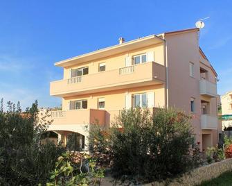 Two bedroom apartment with terrace Novalja, Pag (A-9403-c) - Novalja - Gebäude