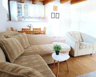 3 room duplex house with AC & free ingate parking - Šamorín