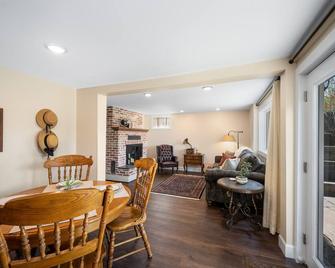 Country Cottage Basement Apartment - Hayden - Dining room