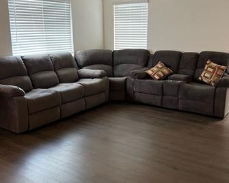 Spacious 4-bedroom house in fabulous Lake Elsinore with AC, WiFi - Lake Elsinore - Living room