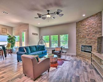 Newly Constructed Mansfield Home w/ Fenced Yard! - Mansfield - Living room