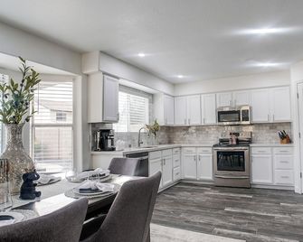 Windsor Phoenix - Phoenix - Kitchen