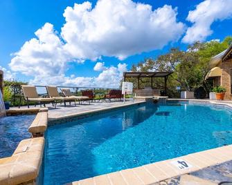 Experience Vista Grande: 4600 sq. ft. of Luxury, Heated Pool, and City Views - Helotes - Piscina