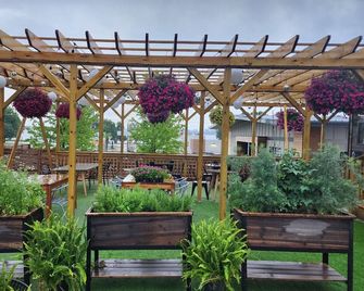 Vintage Block Inn & Suites - Okoboji - Vista esterna