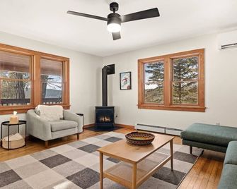 Stella Firma - Bloomville - Living room