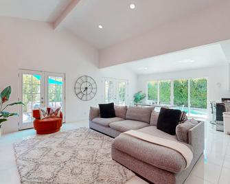 Centrally located home with private pool & hot tub, alfresco dining & firepit - Palm Springs - Sala de estar