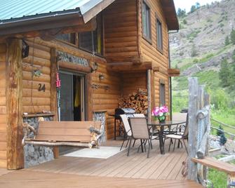 Trout Tales Lodge, Dearborn River front, blue ribbon fishing. Cascade, Craig MT. - Cascade - Patio