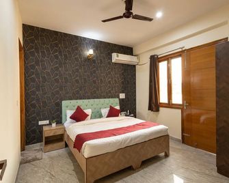 Divine Hotels & Banquets - Noida - Schlafzimmer