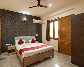 Divine Hotels & Banquets - Noida - Schlafzimmer