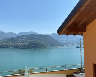 Luxurious facility. Wide view on Lake Iseo. With privacy, pool and airco - Tavernola Bergamasca - Balcony