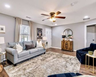 Ath - Chamblee - 2br -Pet Friendly -Ranch (Lawson) - Chamblee - Living room