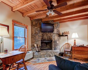 Rooster's End - Cabin Retreat Downtown - Maggie Valley - Living room