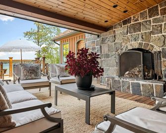 22 Mins to the Horse Show! Amazing 10k sqft Home on Torch Lake - Kewadin - Sala de estar