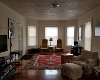 Spacious Condo In Cranston/Providence Line - 2 Bed - Cranston - Living room