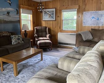 Lakefront Cabin/Ski Mountains/Snowmobile/Fish/Hike/Scenic Views - Eustis - Living room