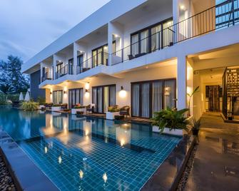 رين ريزورت - سيهانوكفيل - حوض السباحة