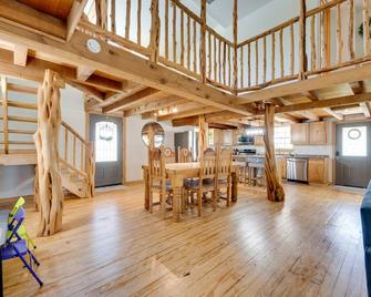 Pet-Friendly Cabin on 3 Acres 7 Mi to Uvalde! - Uvalde - Comedor