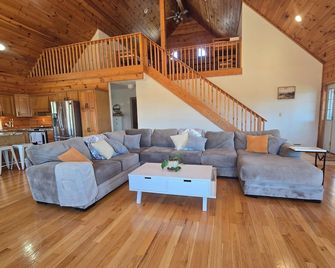 Scenic Mountain Family Retreat, Private Pool w/Panoramic Views, Modern Interior - Duncansville - Sala de estar