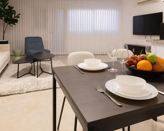 O&O Group- Huge & Lovely Unit 2BR 2BT By the beach - Rishon LeZion - Dining room
