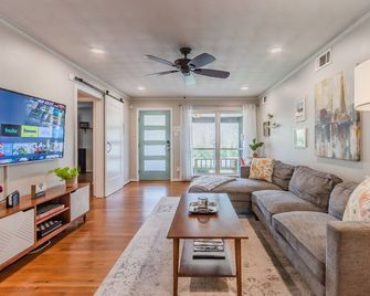 Cozy 3BR Perfect Patio, Nintendo Switch - Perfect for Families and Pets - Dallas - Sala de estar