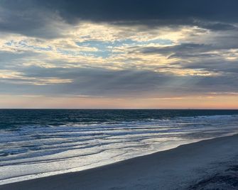 Just Steps Away From The Ocean! Charming, Cozy And A Home Away From Home. - North Topsail Beach - Beach