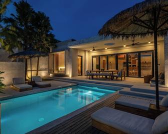 Chateau Retreat Bali - North Kuta - Piscina
