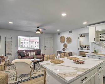Pool Access Mtn-View Condo in Apache Junction! - Apache Junction - Dining room