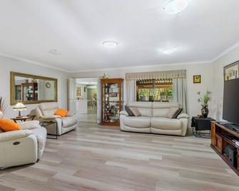 Synergy Beachside Nudist Retreat - Hervey Bay - Living room