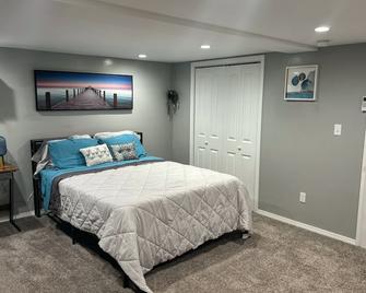 Luxury Basement Retreat: Private Suite, Dolby Theater, Quiet Cul-de-Sac Location - Farmington - Bedroom